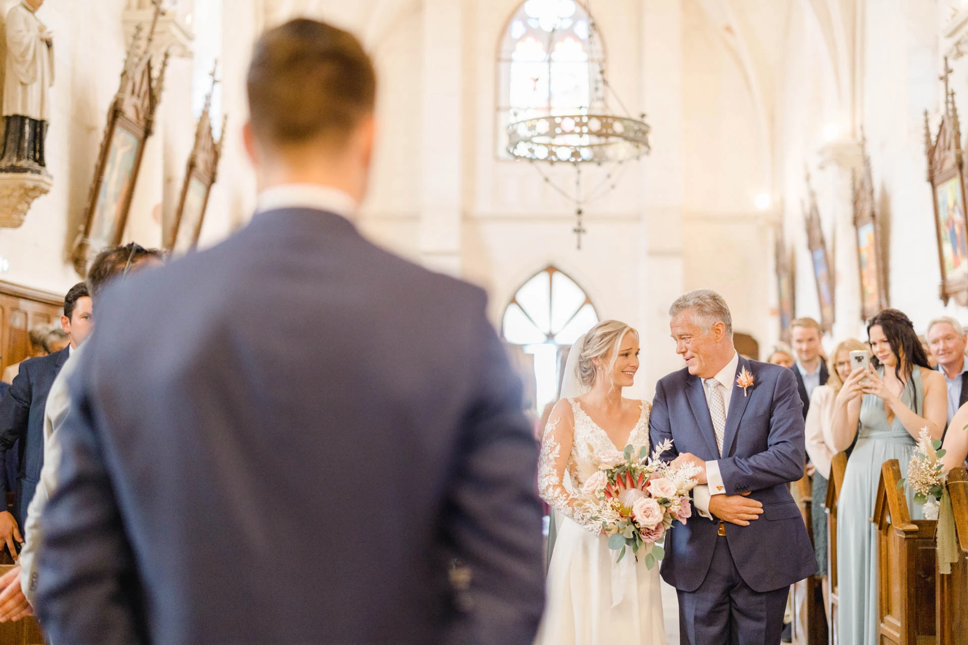 robe chapelle église mariage gris